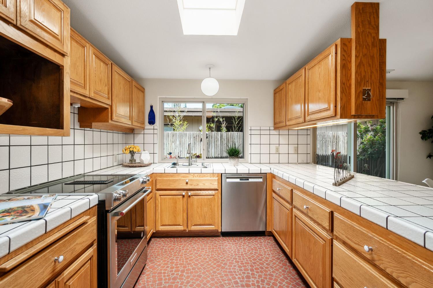 Detail Gallery Image 11 of 30 For 1738 Bannon Creek Dr, Sacramento,  CA 95833 - 3 Beds | 2 Baths