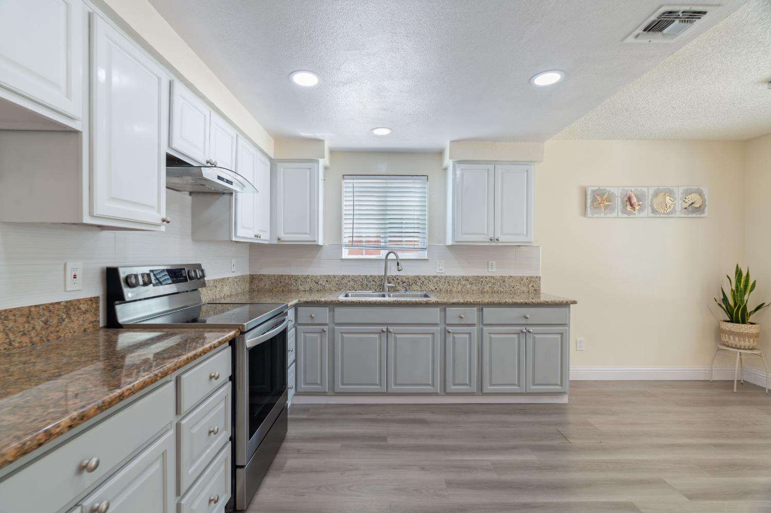 Detail Gallery Image 21 of 34 For 8200 Cottonfield Way, Sacramento,  CA 95828 - 3 Beds | 2 Baths