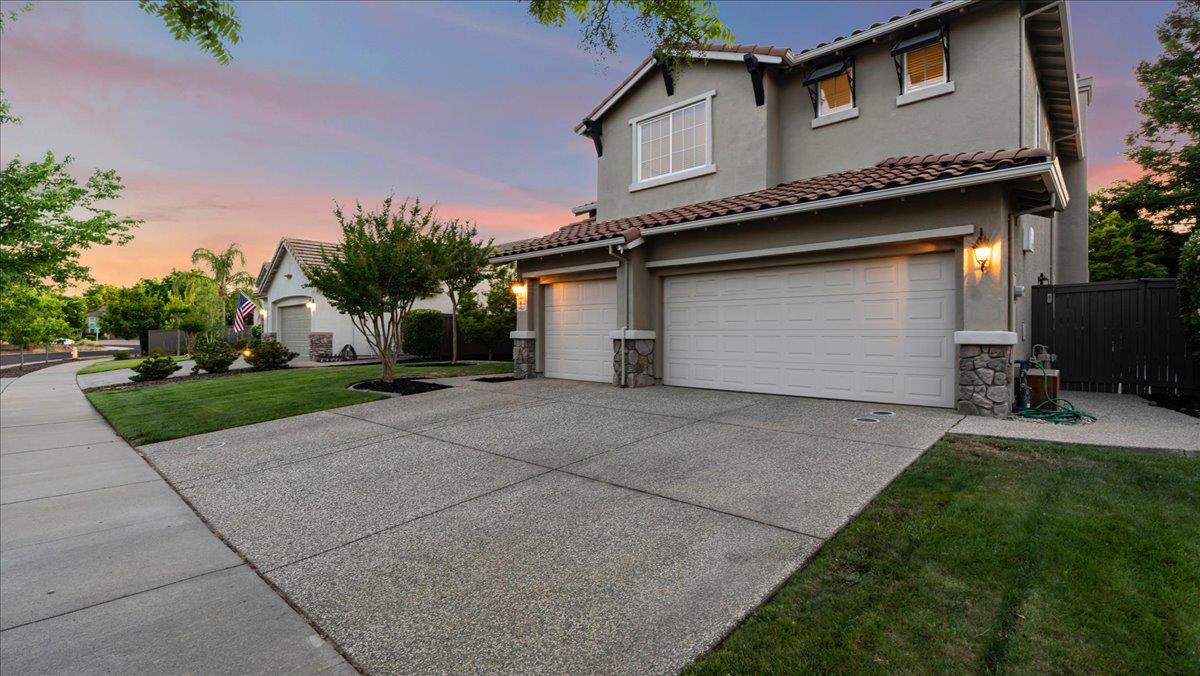 Detail Gallery Image 4 of 57 For 6433 Camellia Point Way, Roseville,  CA 95678 - 4 Beds | 3 Baths