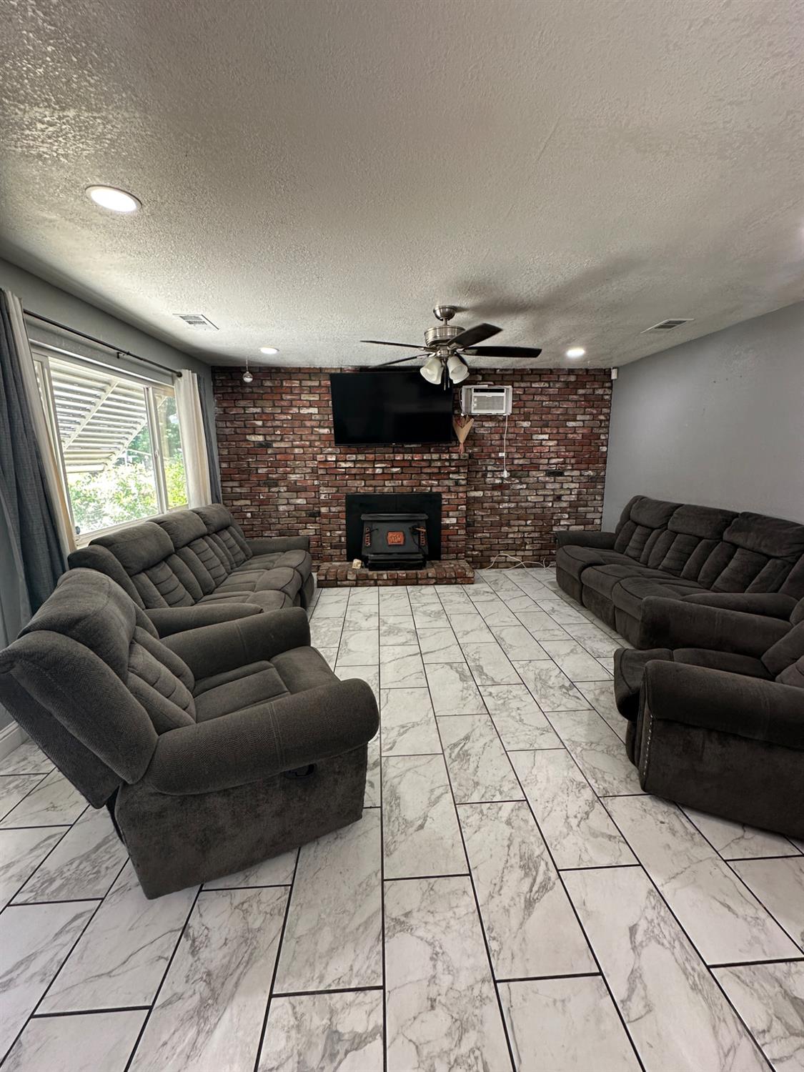 Detail Gallery Image 6 of 13 For 1804 Carver Rd, Modesto,  CA 95350 - 3 Beds | 2 Baths