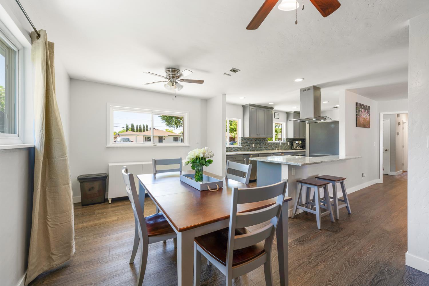 Detail Gallery Image 3 of 38 For 1136 Hampton Rd, Sacramento,  CA 95864 - 3 Beds | 1 Baths