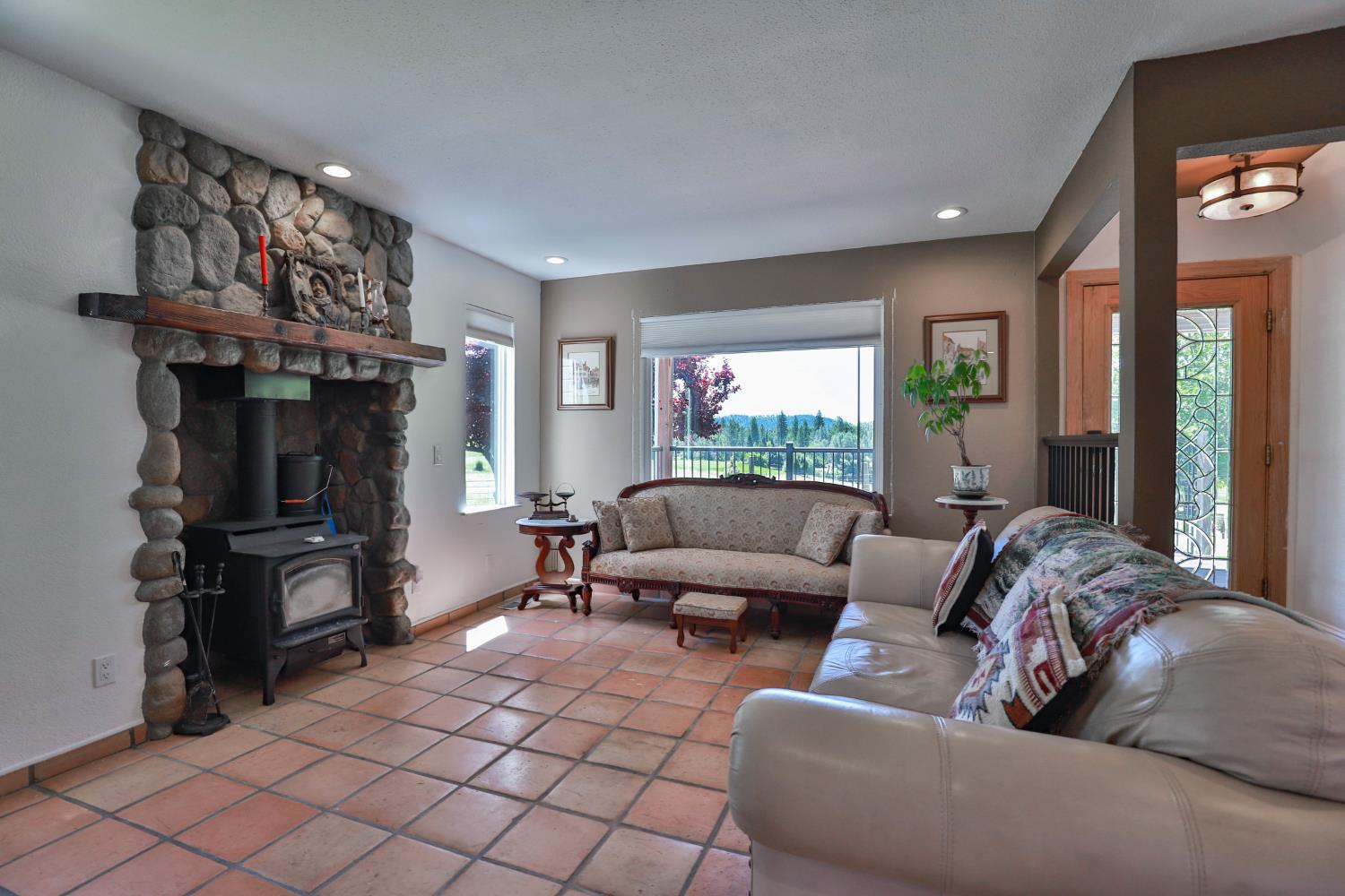 Detail Gallery Image 10 of 96 For 3081 Little Spur, Somerset,  CA 95684 - 3 Beds | 2 Baths
