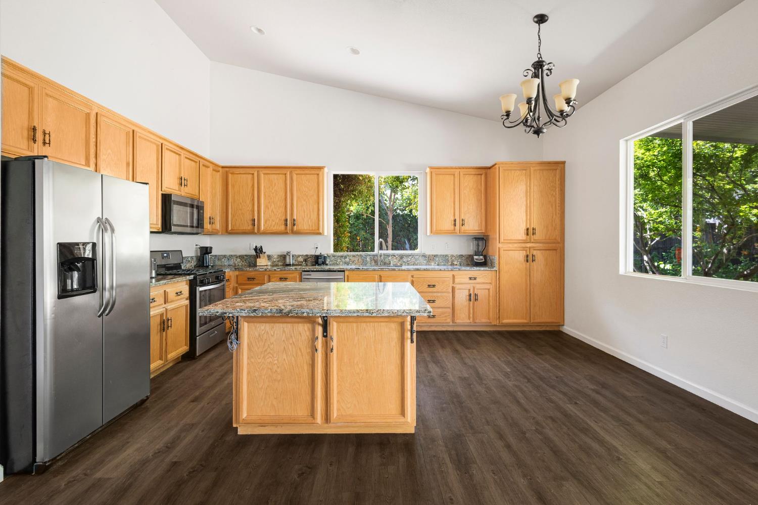 Detail Gallery Image 9 of 51 For 1637 Dreamy Way, Sacramento,  CA 95835 - 3 Beds | 3 Baths