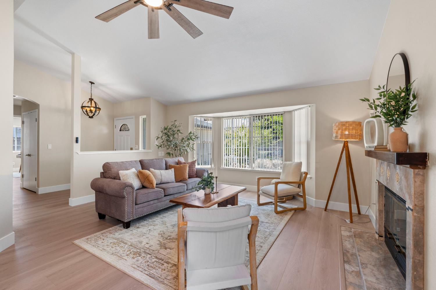 Detail Gallery Image 6 of 26 For 1406 Santa Fe Cir, Roseville,  CA 95678 - 4 Beds | 2 Baths
