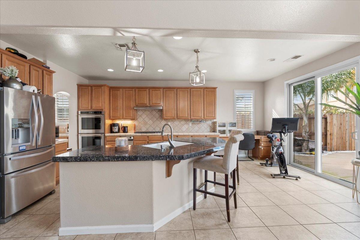 Detail Gallery Image 7 of 37 For 9733 Everbloom Way, Sacramento,  CA 95829 - 5 Beds | 2/1 Baths