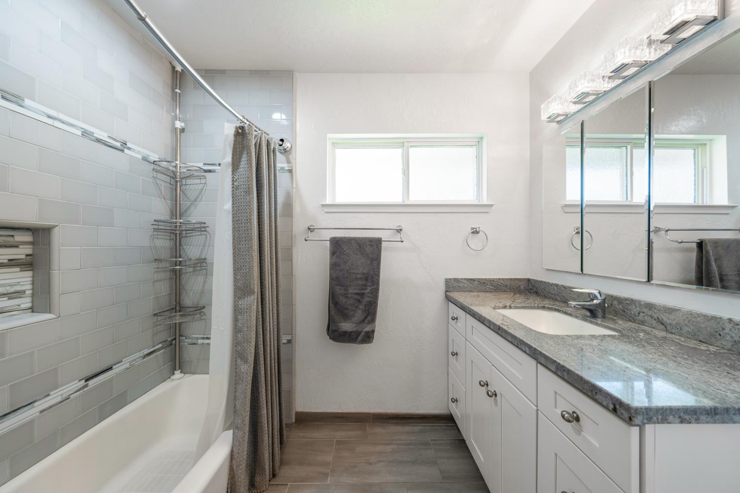 Detail Gallery Image 4 of 38 For 1136 Hampton Rd, Sacramento,  CA 95864 - 3 Beds | 1 Baths