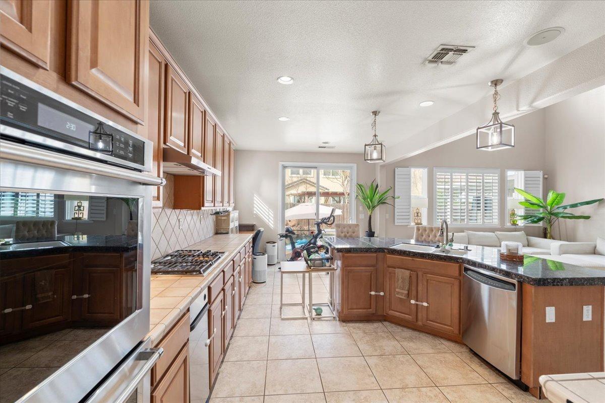 Detail Gallery Image 10 of 37 For 9733 Everbloom Way, Sacramento,  CA 95829 - 5 Beds | 2/1 Baths