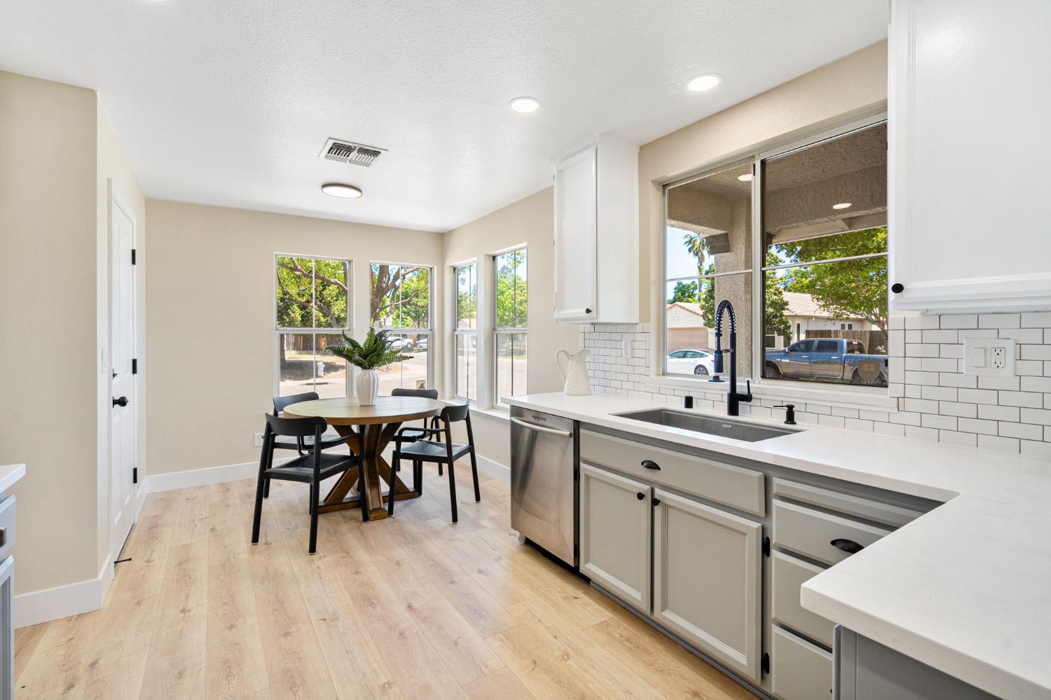 Detail Gallery Image 8 of 23 For 6042 Bach Ct, Citrus Heights,  CA 95621 - 3 Beds | 2 Baths