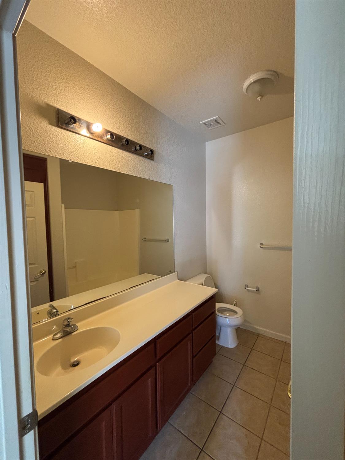 Detail Gallery Image 10 of 18 For 10441 Big Sky Way, Stockton,  CA 95209 - 4 Beds | 3 Baths