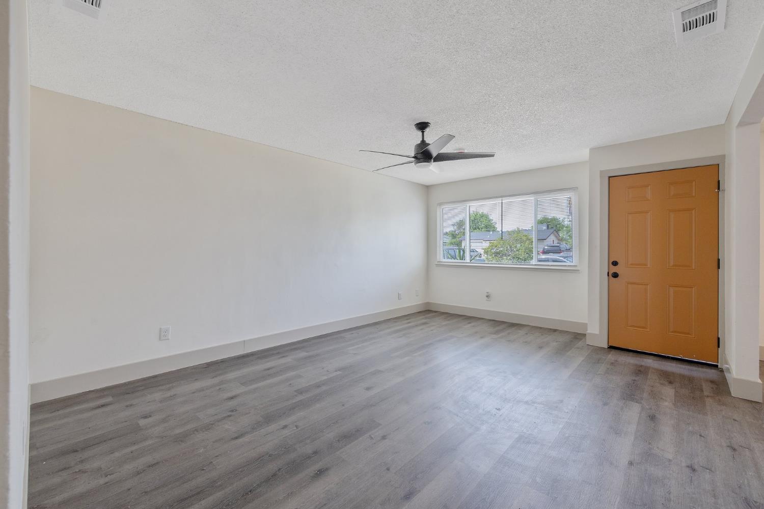 Detail Gallery Image 9 of 32 For 10141 Haven Ln, Hanford,  CA 93230 - 3 Beds | 2 Baths