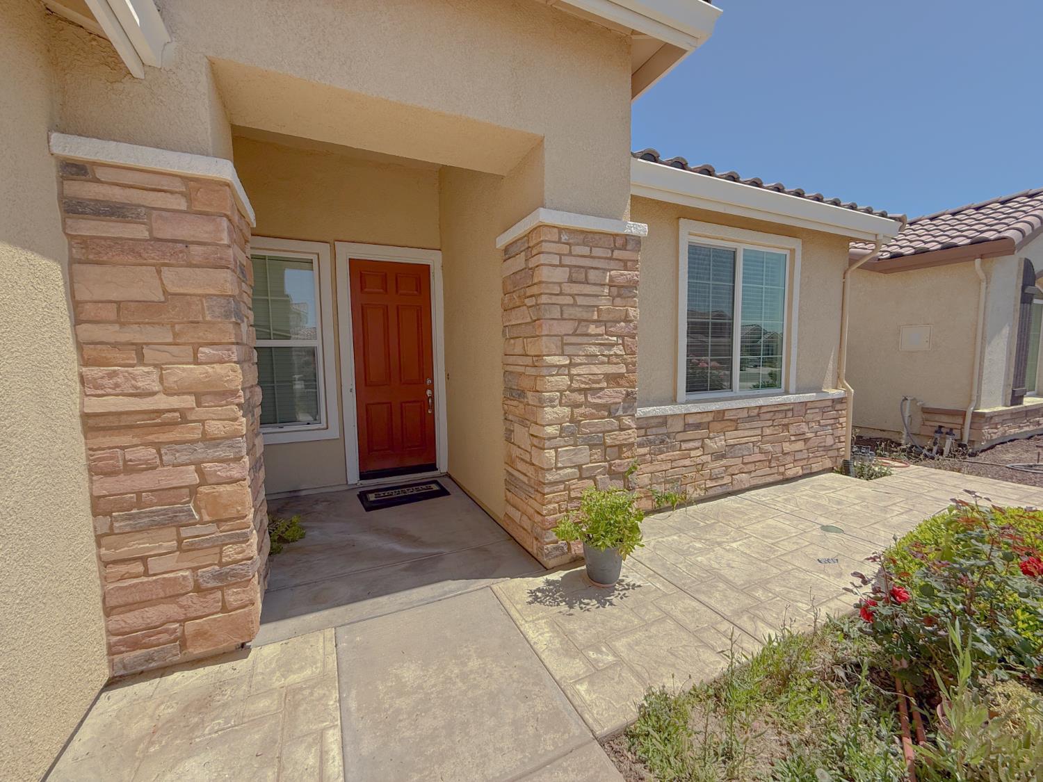 Detail Gallery Image 1 of 18 For 2013 Gus Villalta Dr, Los Banos,  CA 93635 - 4 Beds | 2 Baths