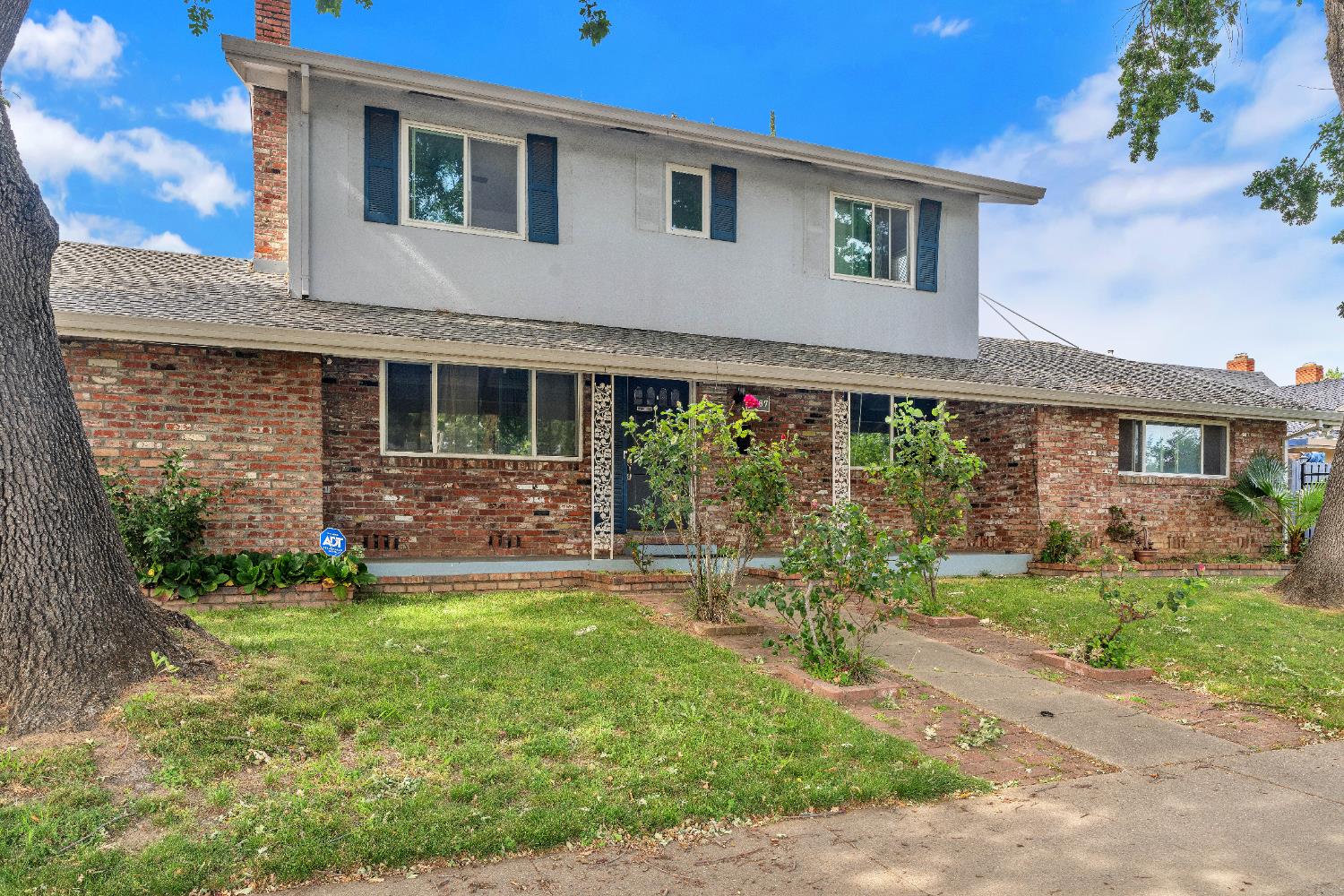 Detail Gallery Image 1 of 21 For 1167 W El Camino Ave, Sacramento,  CA 95833 - 3 Beds | 2/1 Baths