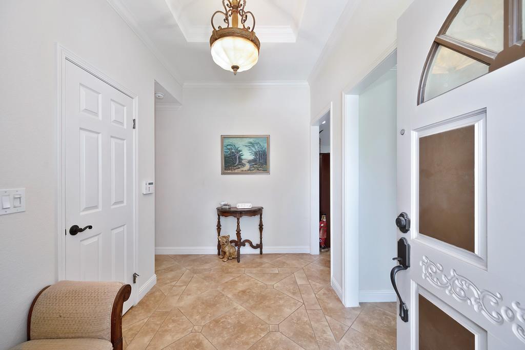 Detail Gallery Image 4 of 58 For 8725 Pathfinder Ct, Orangevale,  CA 95662 - 5 Beds | 3 Baths