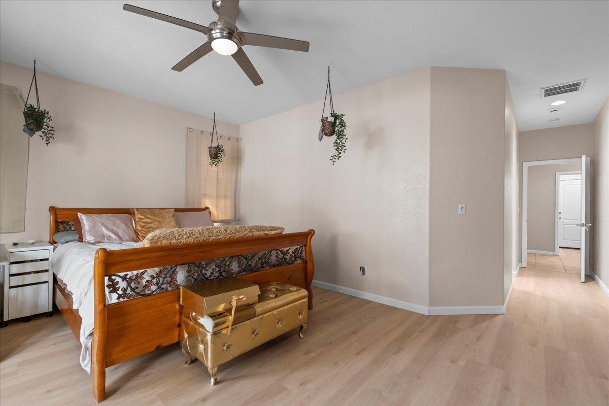 Detail Gallery Image 15 of 37 For 9733 Everbloom Way, Sacramento,  CA 95829 - 5 Beds | 2/1 Baths