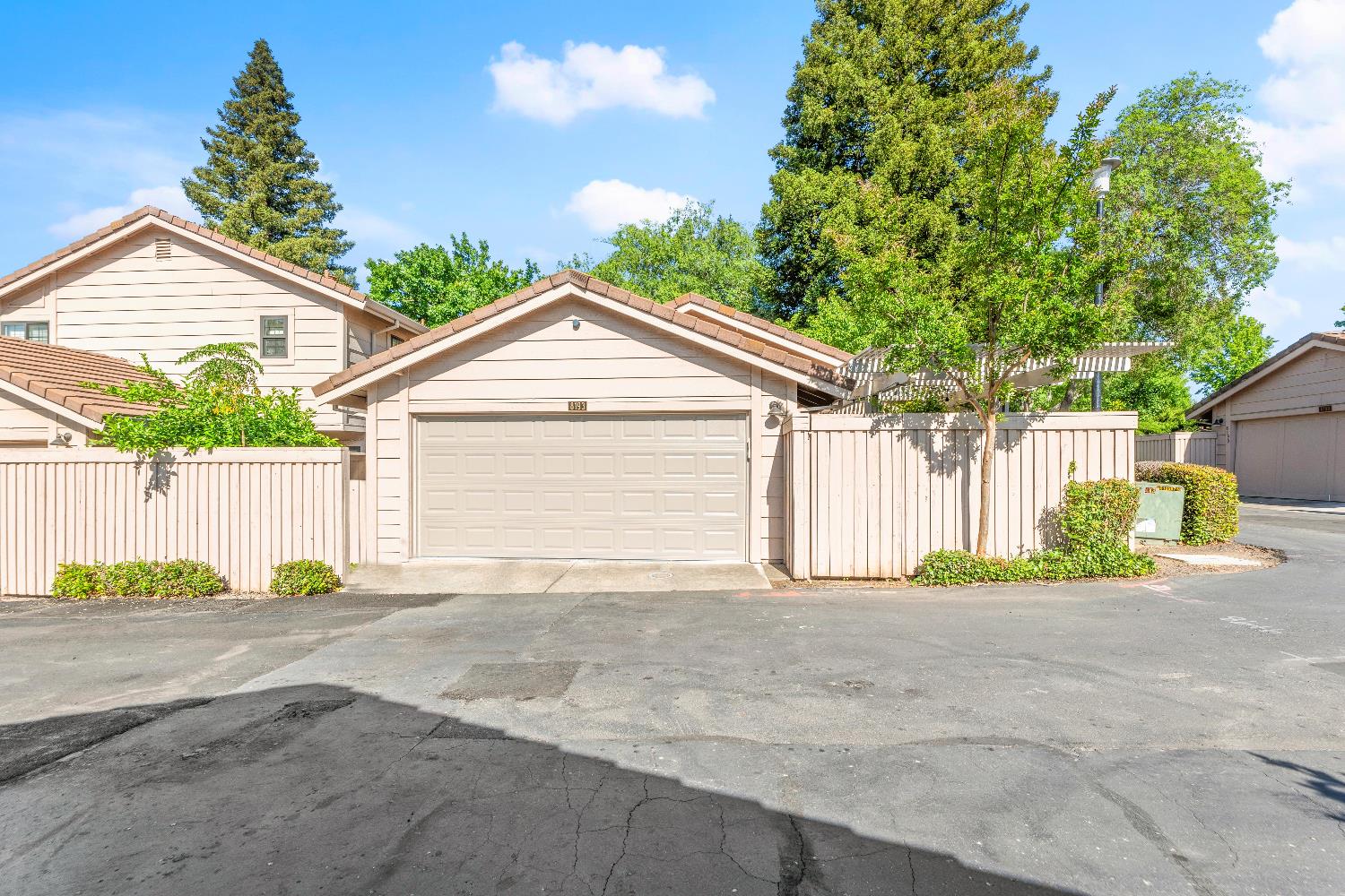 Detail Gallery Image 2 of 53 For 8193 Rose Vine Ln, Fair Oaks,  CA 95628 - 2 Beds | 2 Baths