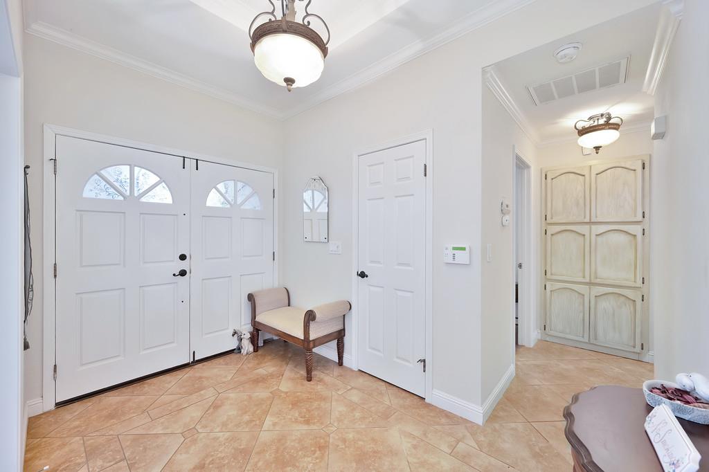 Detail Gallery Image 5 of 58 For 8725 Pathfinder Ct, Orangevale,  CA 95662 - 5 Beds | 3 Baths