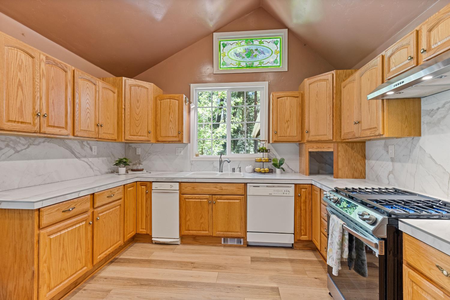 Detail Gallery Image 16 of 98 For 19163 Scotts Flat, Nevada City,  CA 95959 - 5 Beds | 5 Baths