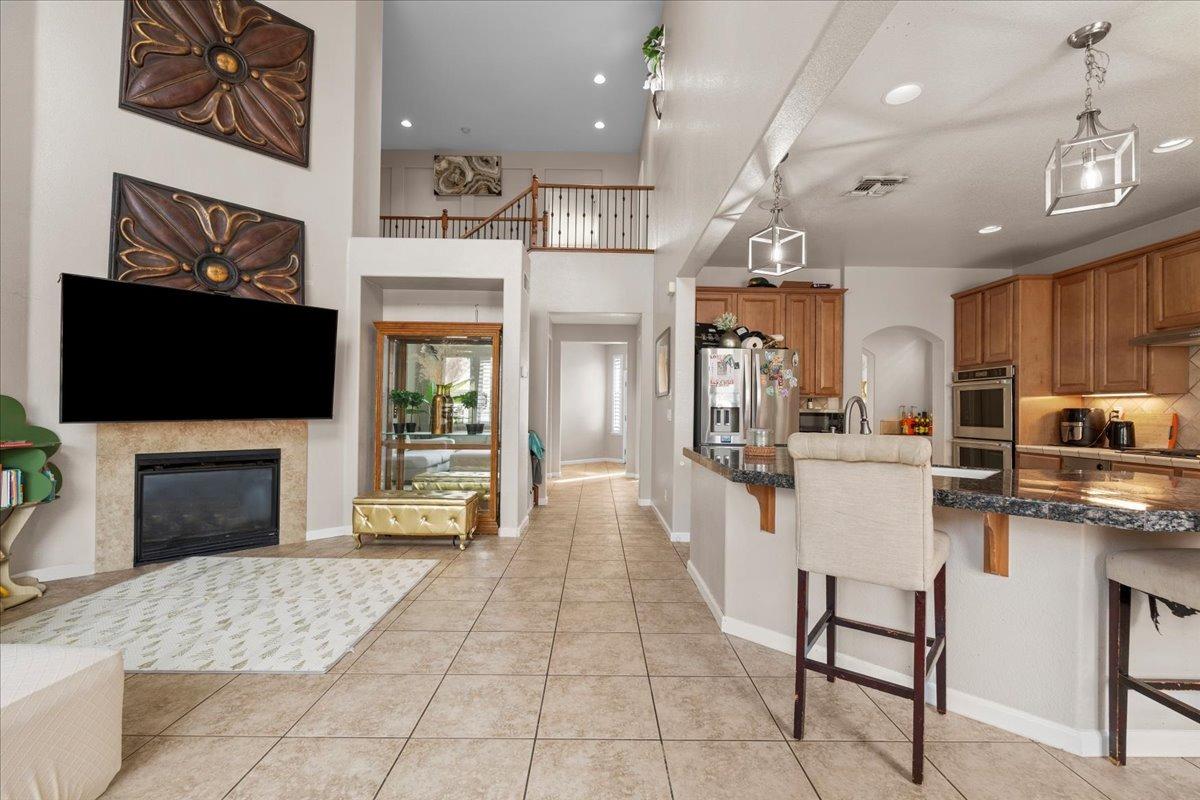 Detail Gallery Image 6 of 37 For 9733 Everbloom Way, Sacramento,  CA 95829 - 5 Beds | 2/1 Baths