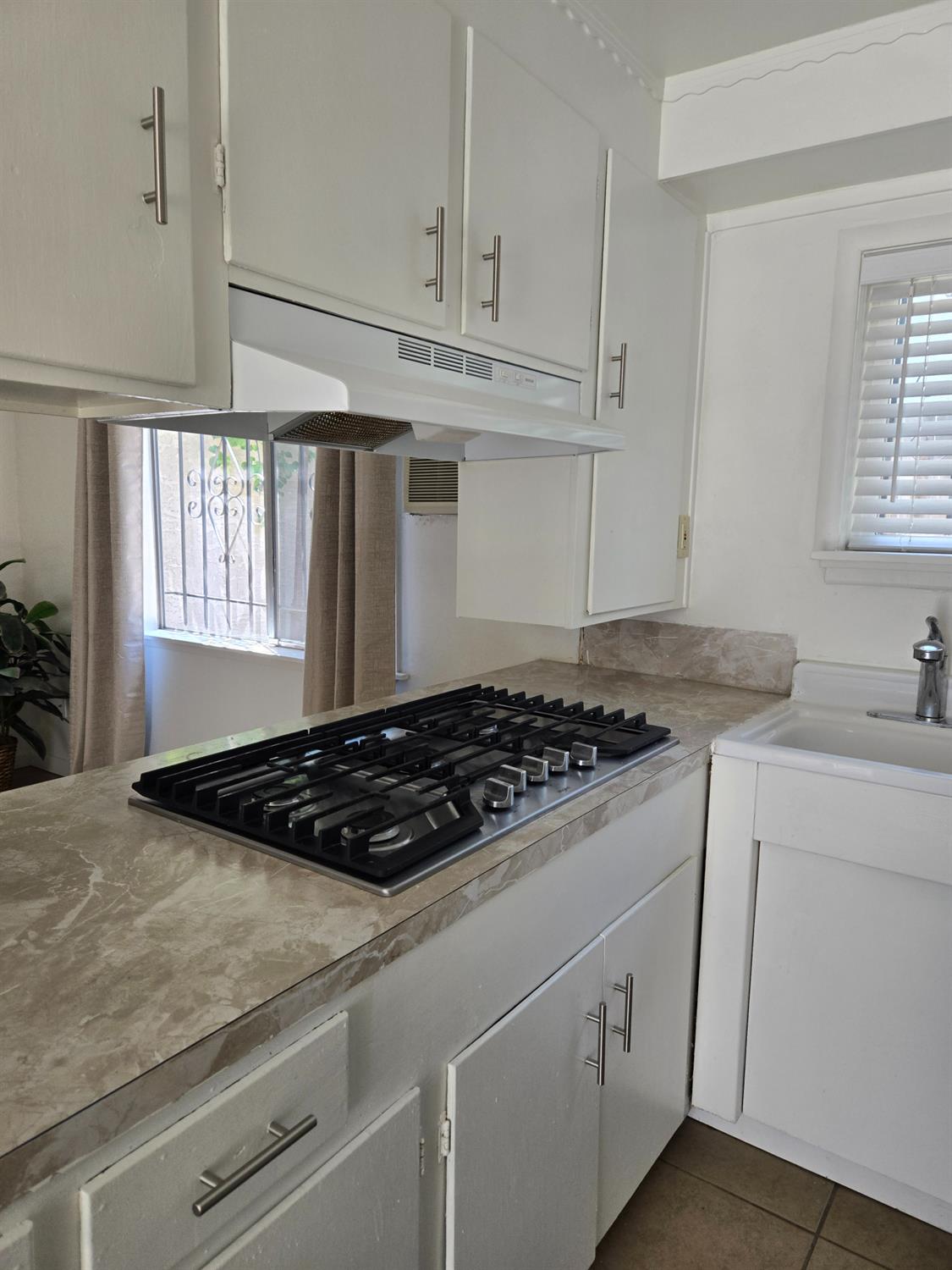 Detail Gallery Image 12 of 14 For 1832 Larkin Way, Sacramento,  CA 95818 - 2 Beds | 1 Baths