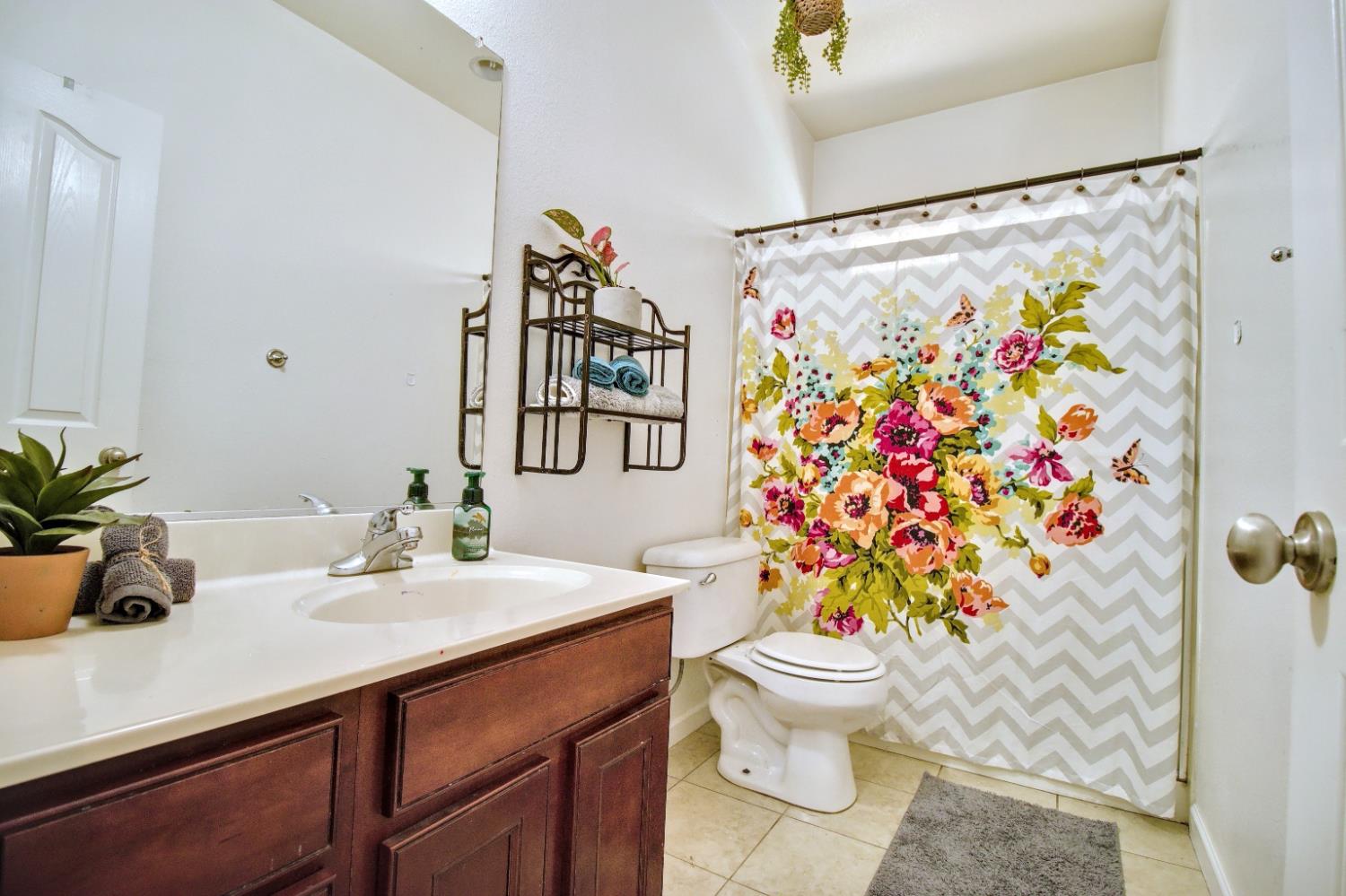 Detail Gallery Image 15 of 23 For 10849 Iris Bloom Dr, Stockton,  CA 95209 - 5 Beds | 3 Baths
