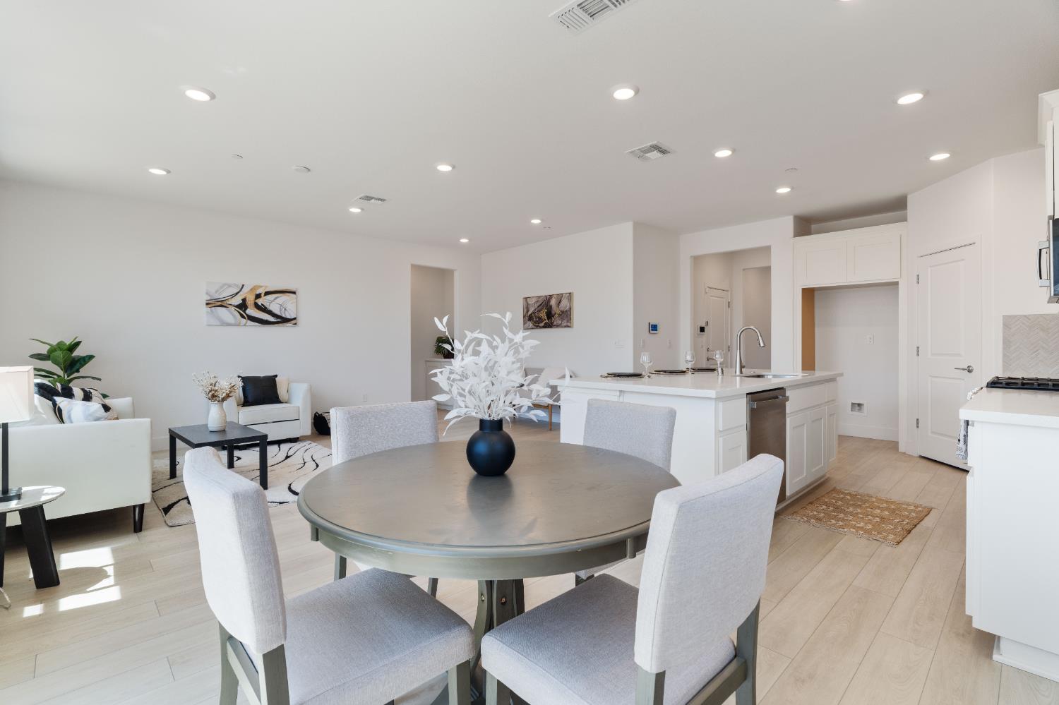 Detail Gallery Image 4 of 46 For 8358 Akino Ct, Elk Grove,  CA 95757 - 4 Beds | 3/1 Baths