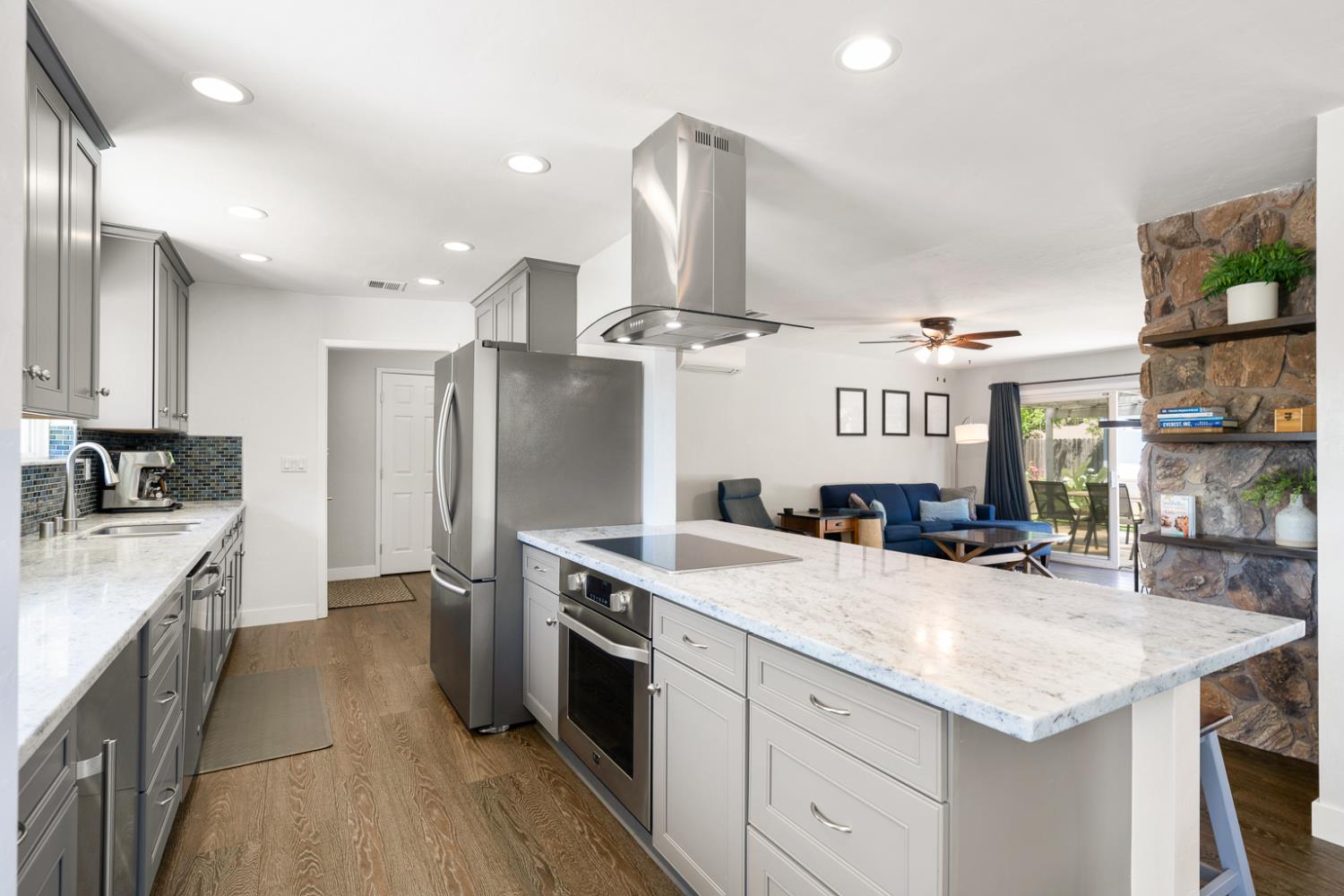 Detail Gallery Image 1 of 38 For 1136 Hampton Rd, Sacramento,  CA 95864 - 3 Beds | 1 Baths