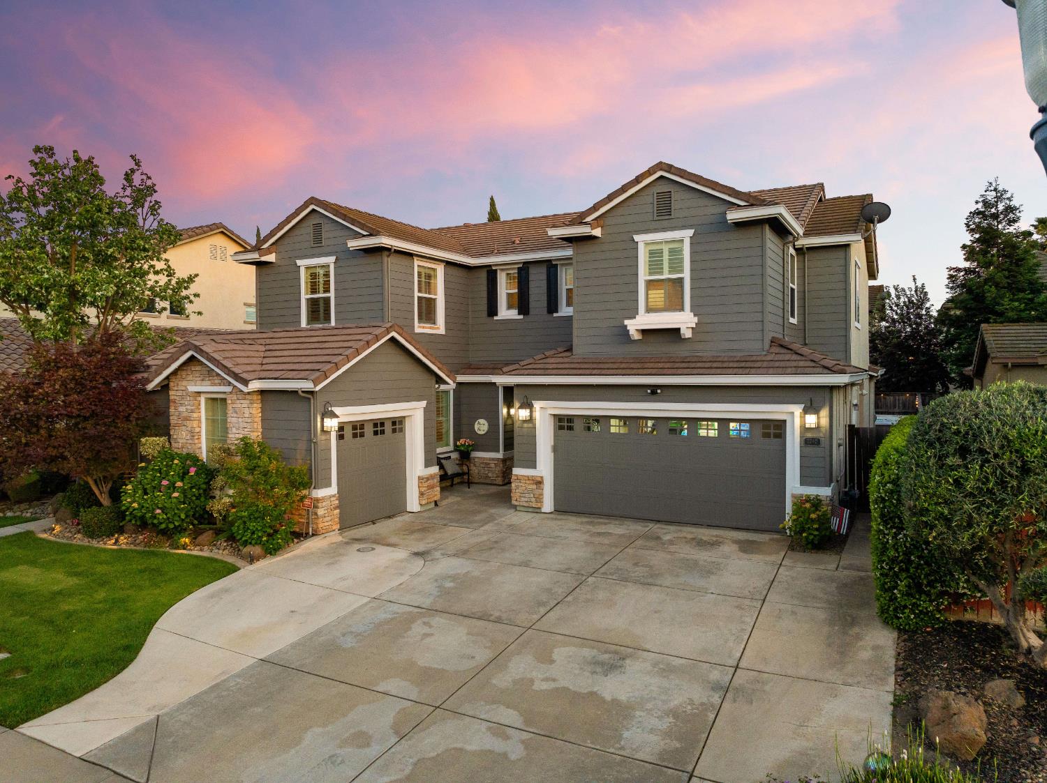 Detail Gallery Image 1 of 51 For 2240 Katzakian Way, Lodi,  CA 95242 - 4 Beds | 2/1 Baths
