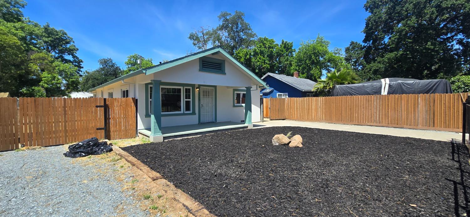 Detail Gallery Image 4 of 59 For 3129 Judah St, Sacramento,  CA 95815 - 2 Beds | 2 Baths