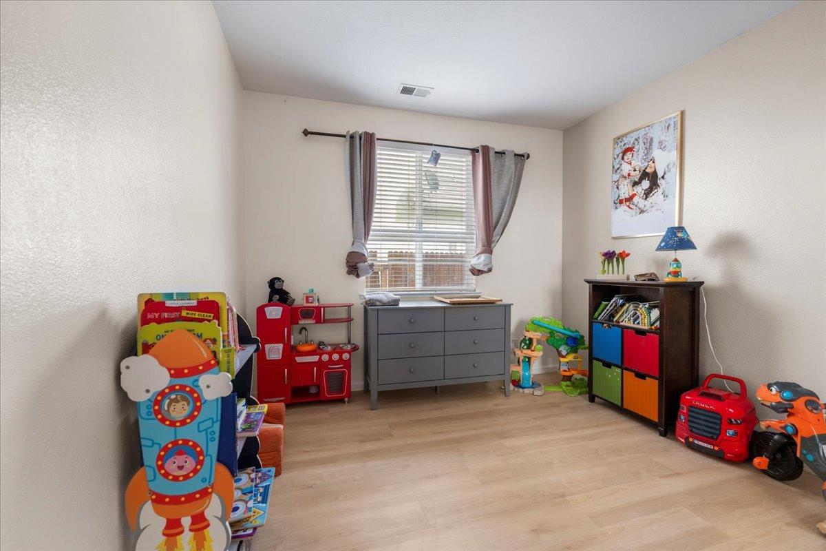 Detail Gallery Image 26 of 37 For 9733 Everbloom Way, Sacramento,  CA 95829 - 5 Beds | 2/1 Baths