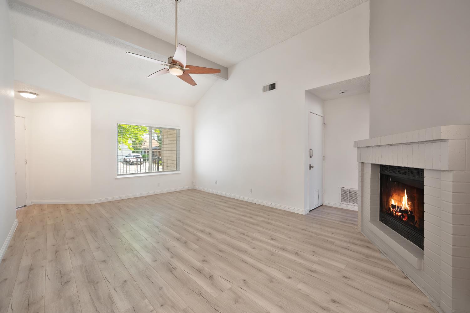 Detail Gallery Image 8 of 28 For 4123 Sea Meadow Way, Sacramento,  CA 95823 - 3 Beds | 2 Baths