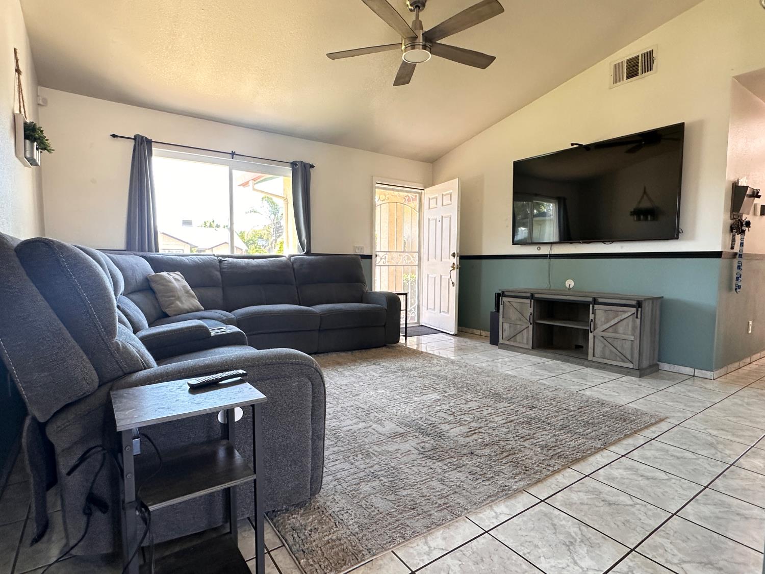 Detail Gallery Image 5 of 31 For 3431 Hawaii Ave, Riverbank,  CA 95367 - 3 Beds | 2 Baths
