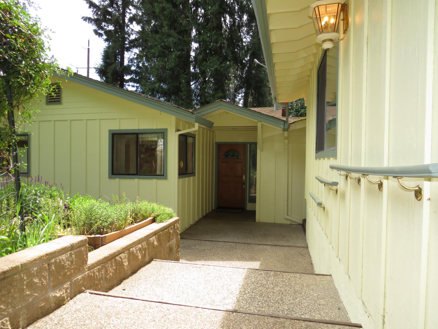Detail Gallery Image 3 of 52 For 465 Alpine Dr, Colfax,  CA 95713 - 3 Beds | 1/1 Baths