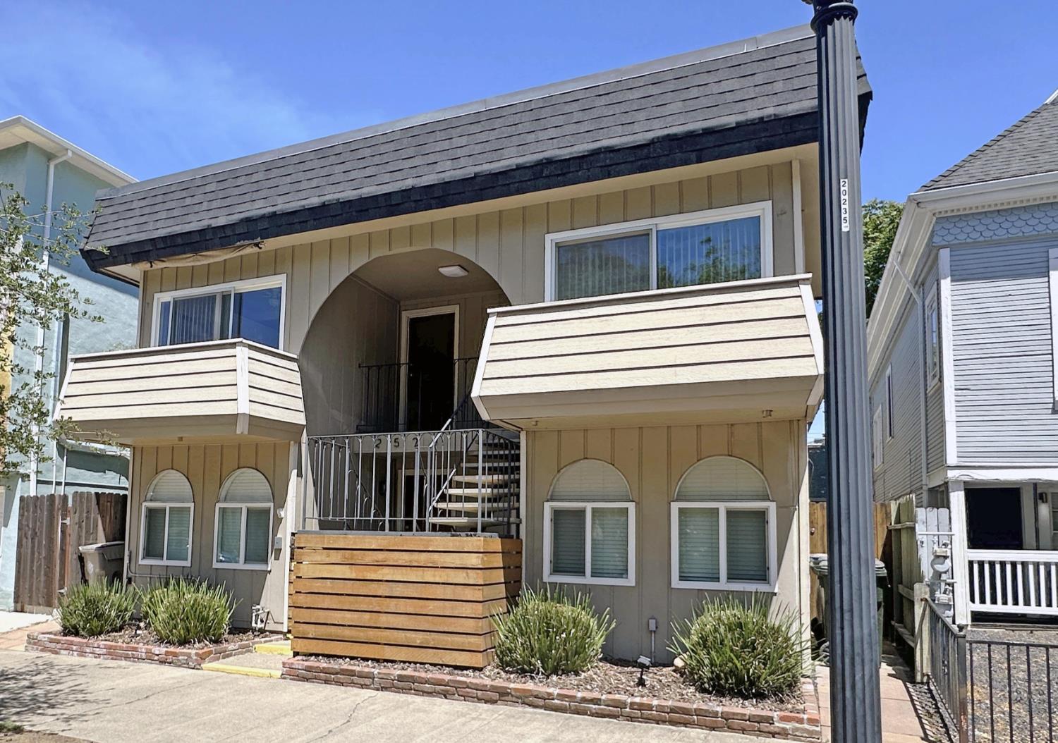 Detail Gallery Image 3 of 43 For 2525 N St, Sacramento,  CA 95816 - – Beds | – Baths