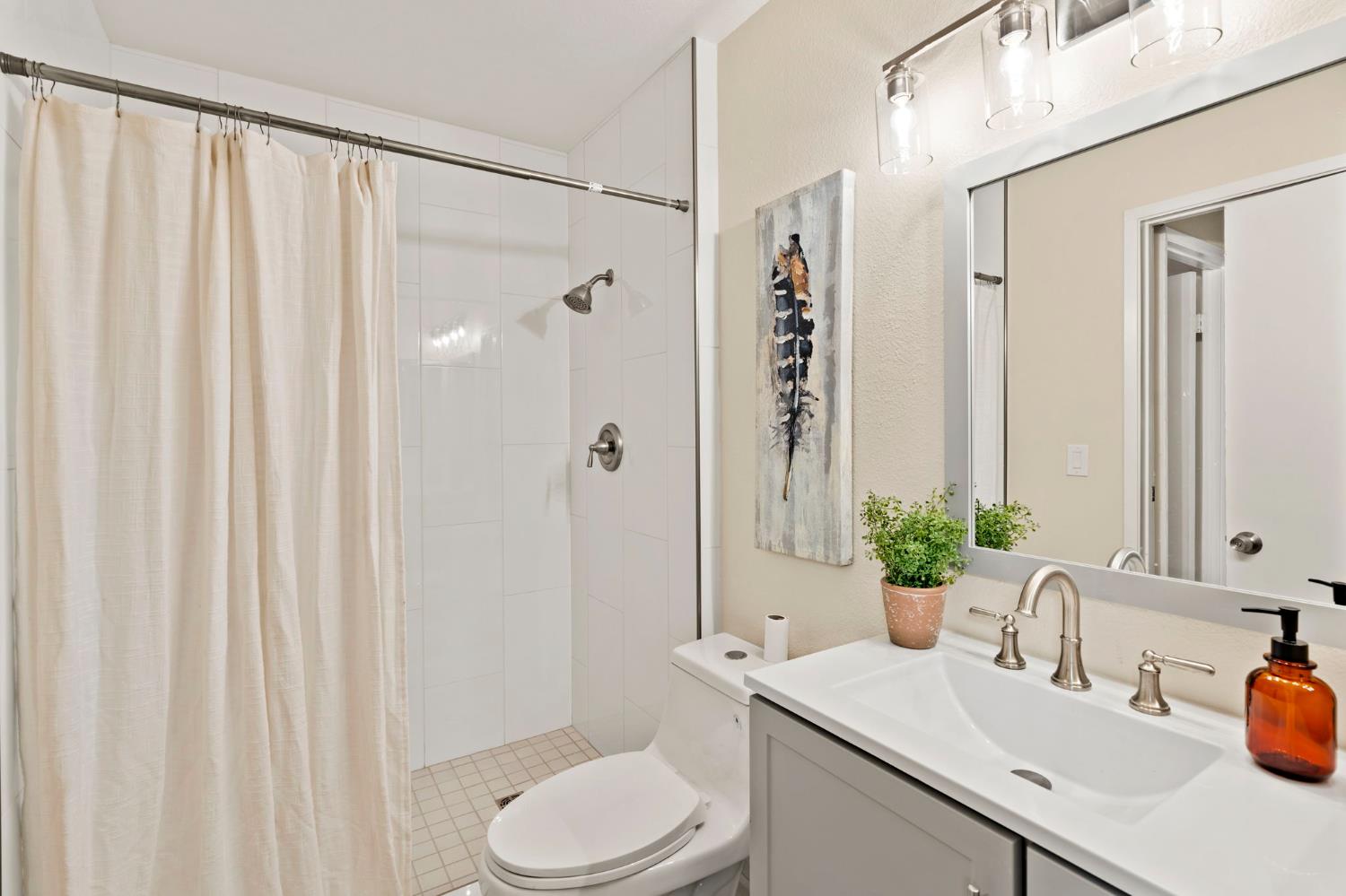 Detail Gallery Image 12 of 18 For 2911 Baronet Way, Sacramento,  CA 95833 - 3 Beds | 2 Baths