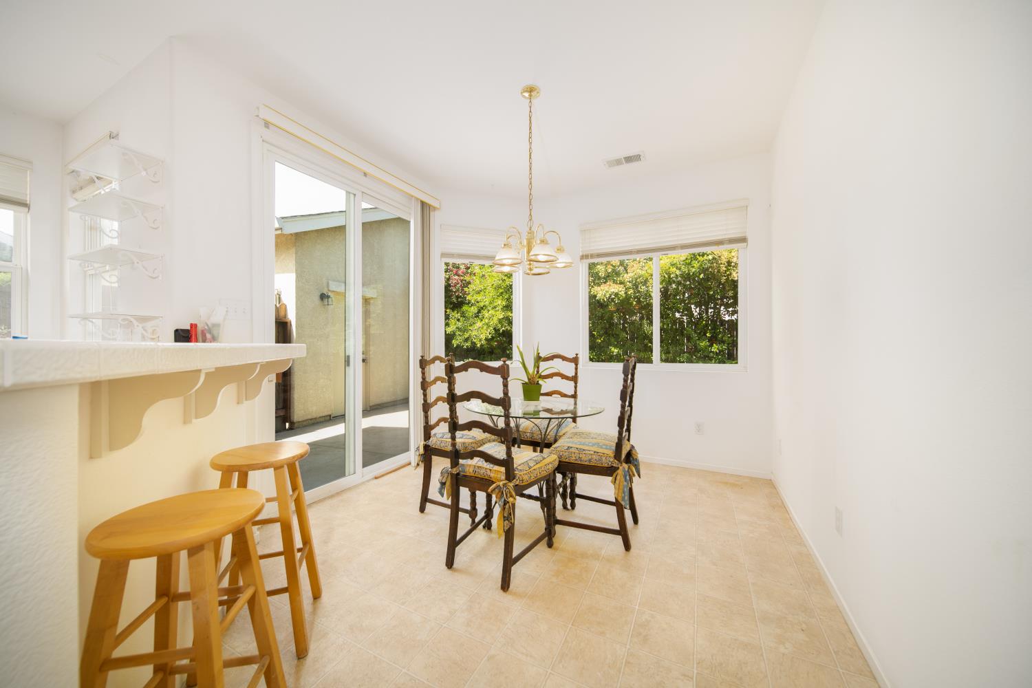 Detail Gallery Image 7 of 18 For 301 Nutcrest Ct, Oakdale,  CA 95361 - 3 Beds | 2 Baths