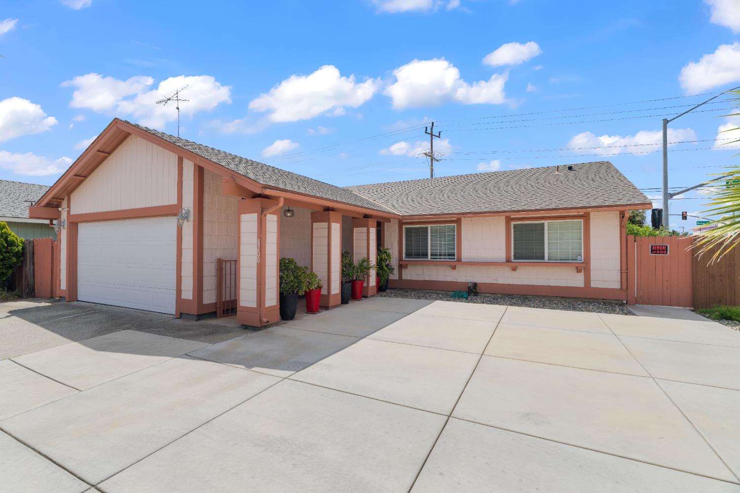 Detail Gallery Image 3 of 34 For 8200 Cottonfield Way, Sacramento,  CA 95828 - 3 Beds | 2 Baths