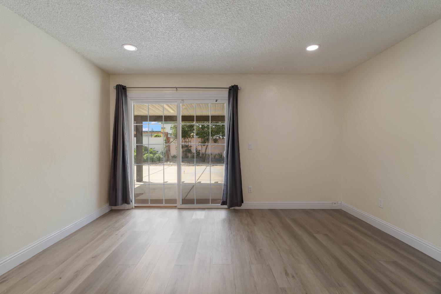 Detail Gallery Image 13 of 34 For 8200 Cottonfield Way, Sacramento,  CA 95828 - 3 Beds | 2 Baths