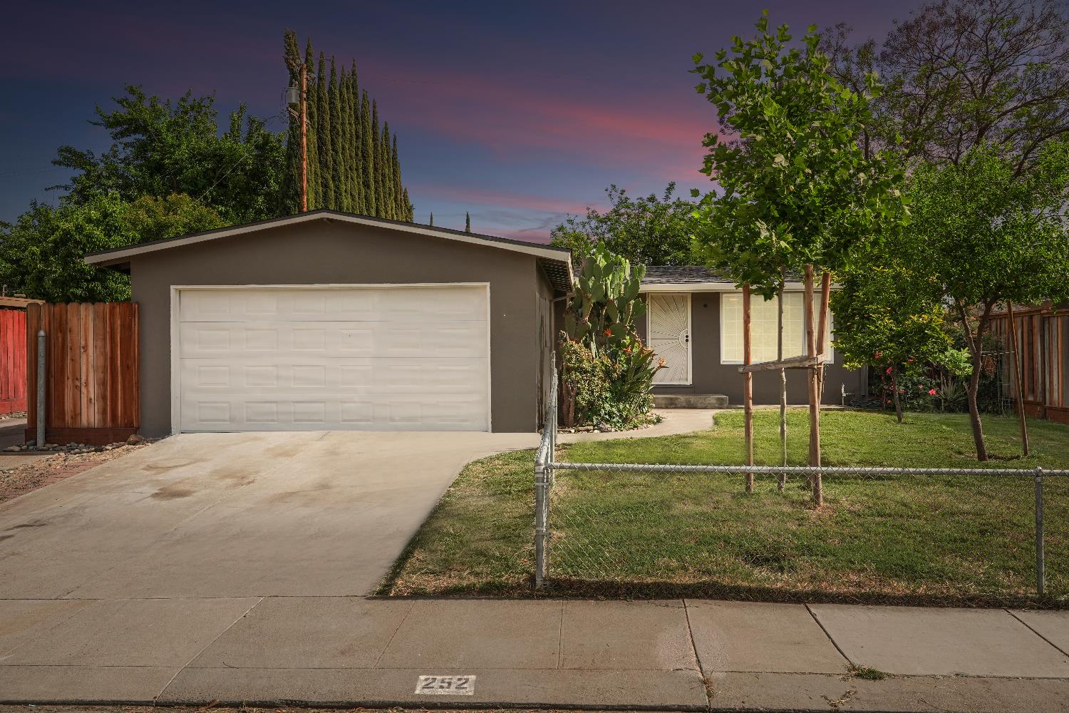Detail Gallery Image 1 of 25 For 252 W 20th St, Tracy,  CA 95376 - 3 Beds | 2 Baths