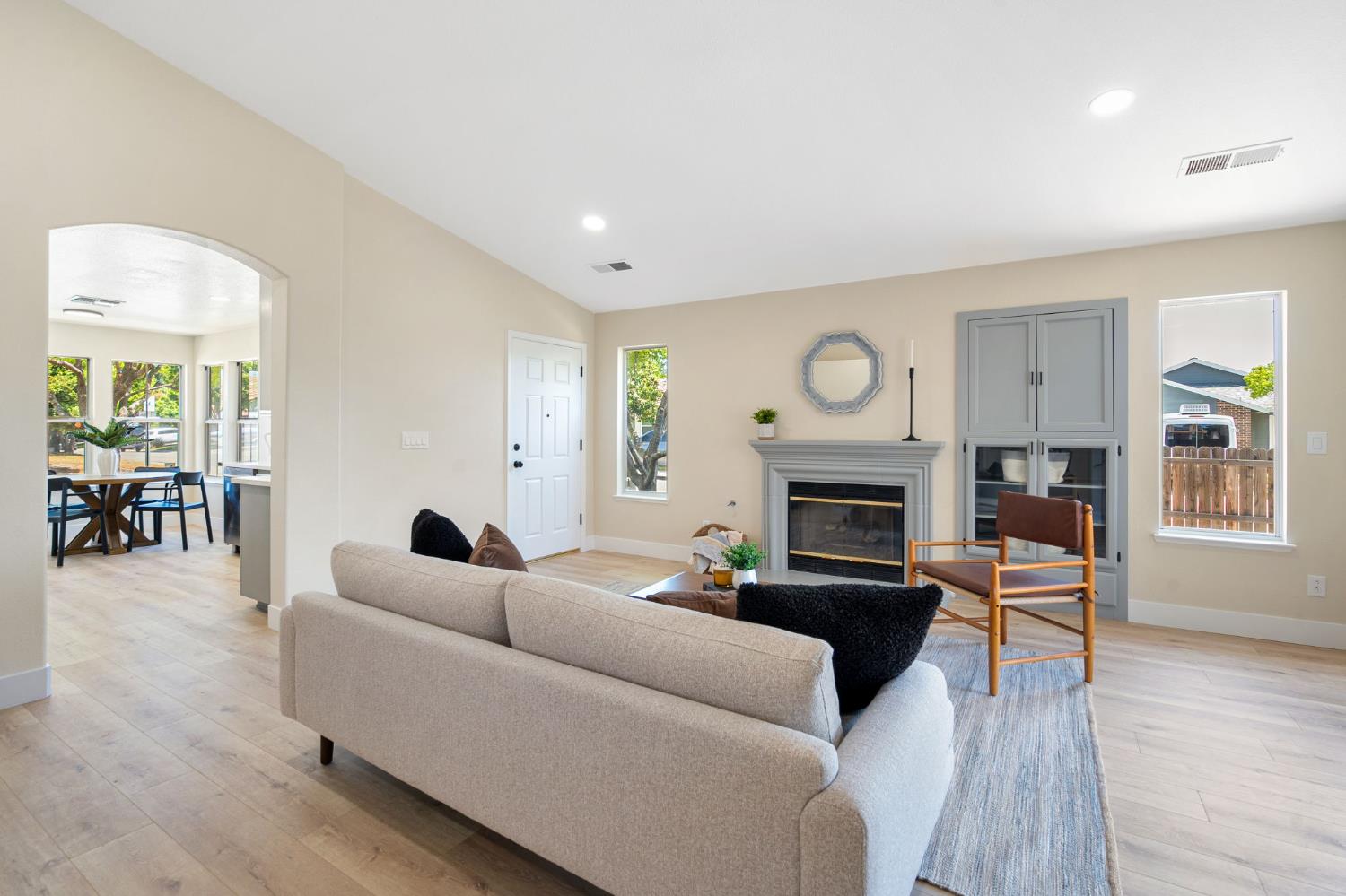Detail Gallery Image 4 of 23 For 6042 Bach Ct, Citrus Heights,  CA 95621 - 3 Beds | 2 Baths