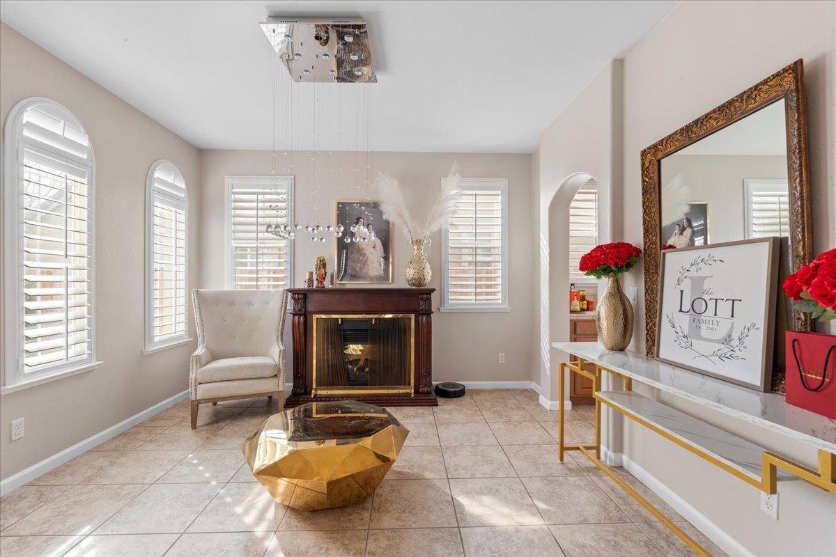 Detail Gallery Image 13 of 37 For 9733 Everbloom Way, Sacramento,  CA 95829 - 5 Beds | 2/1 Baths