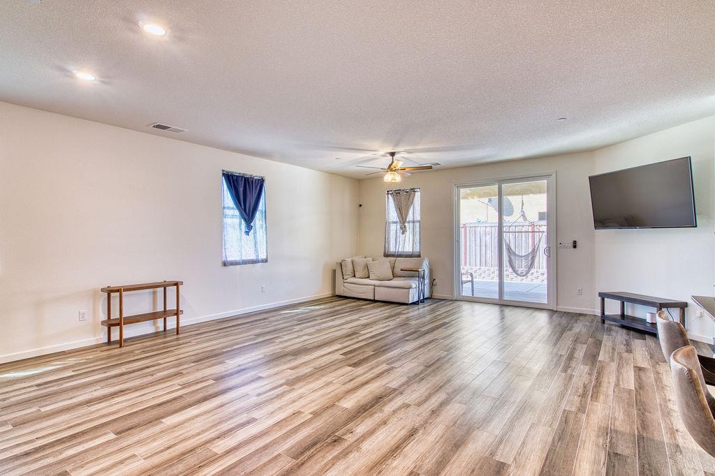Detail Gallery Image 7 of 32 For 705 Somerset Way, Patterson,  CA 95363 - 3 Beds | 2 Baths