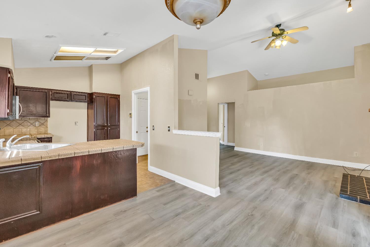 Detail Gallery Image 8 of 38 For 8401 Sunblaze Way, Sacramento,  CA 95823 - 3 Beds | 2 Baths