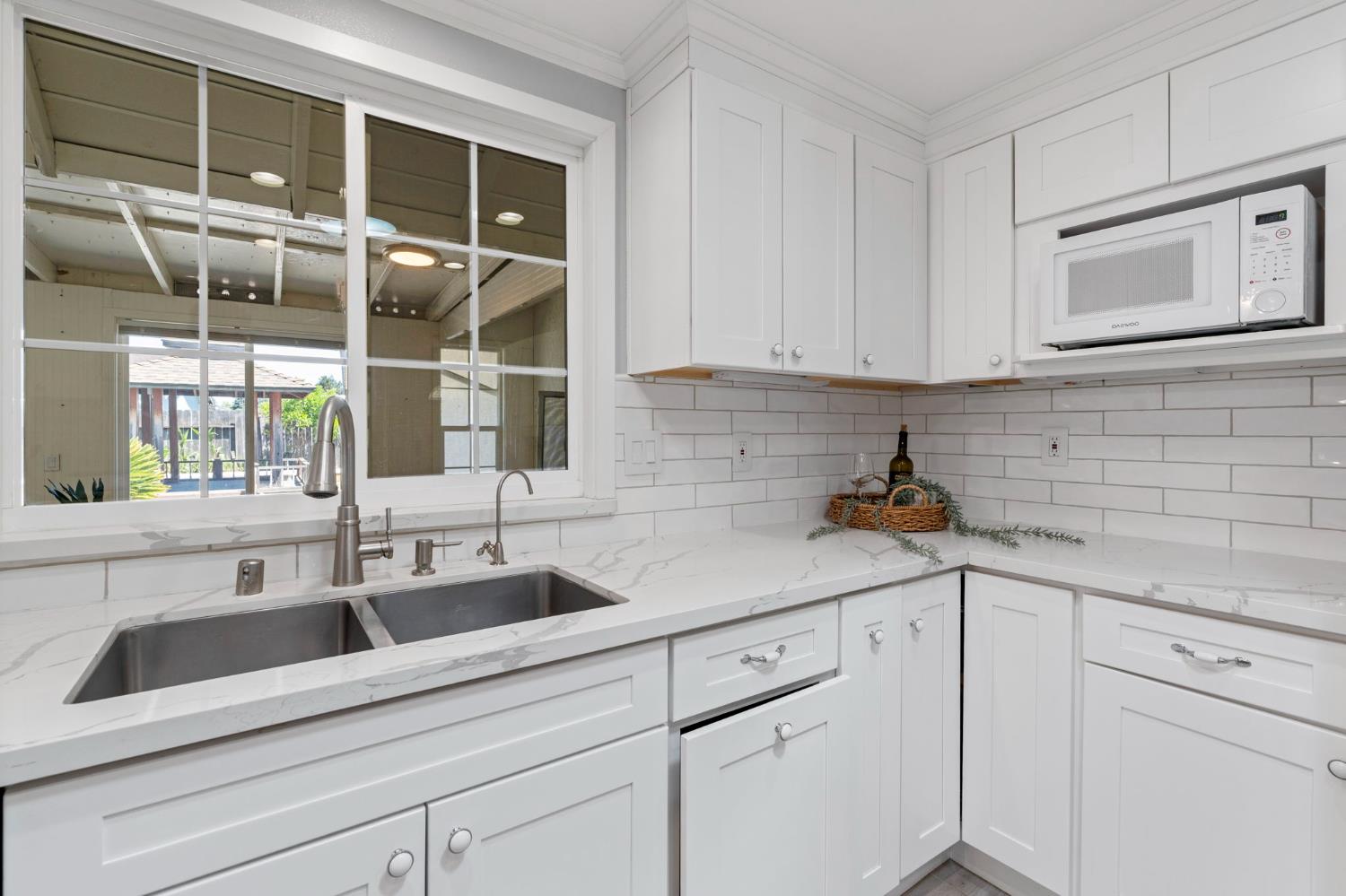 Detail Gallery Image 9 of 26 For 1406 Santa Fe Cir, Roseville,  CA 95678 - 4 Beds | 2 Baths