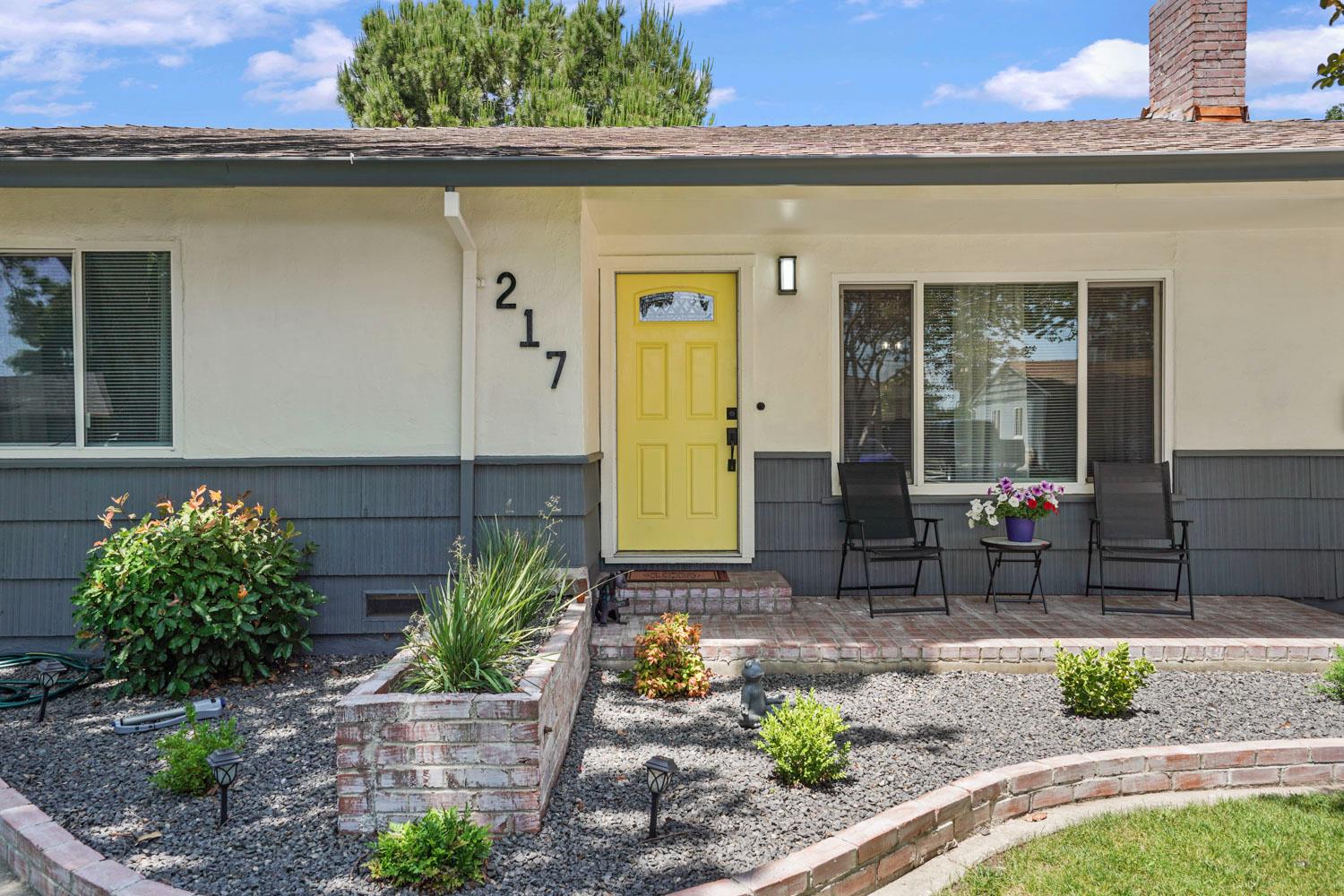 Detail Gallery Image 1 of 34 For 217 E Mayfair Ave, Stockton,  CA 95207 - 3 Beds | 2 Baths