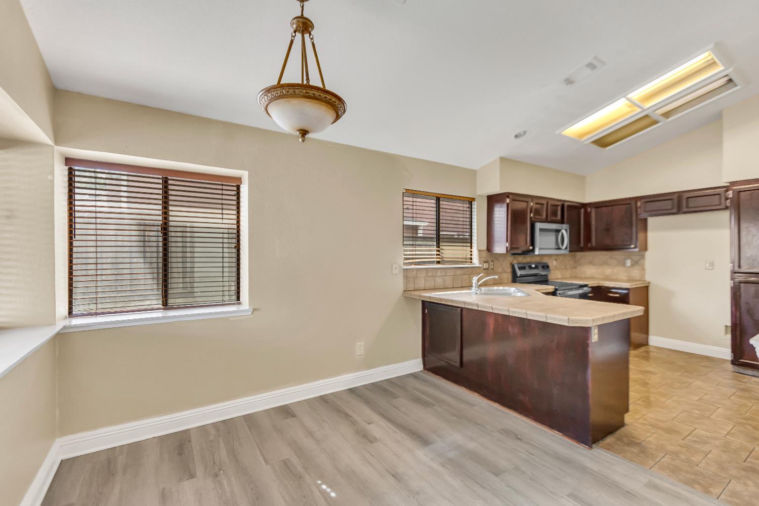 Detail Gallery Image 7 of 38 For 8401 Sunblaze Way, Sacramento,  CA 95823 - 3 Beds | 2 Baths