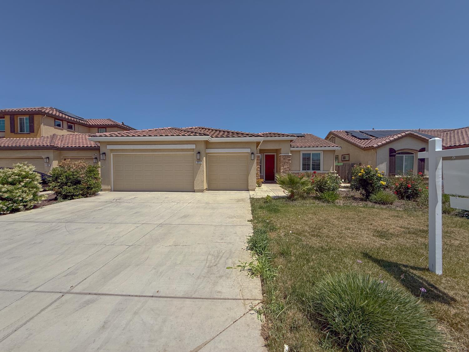 Detail Gallery Image 2 of 18 For 2013 Gus Villalta Dr, Los Banos,  CA 93635 - 4 Beds | 2 Baths