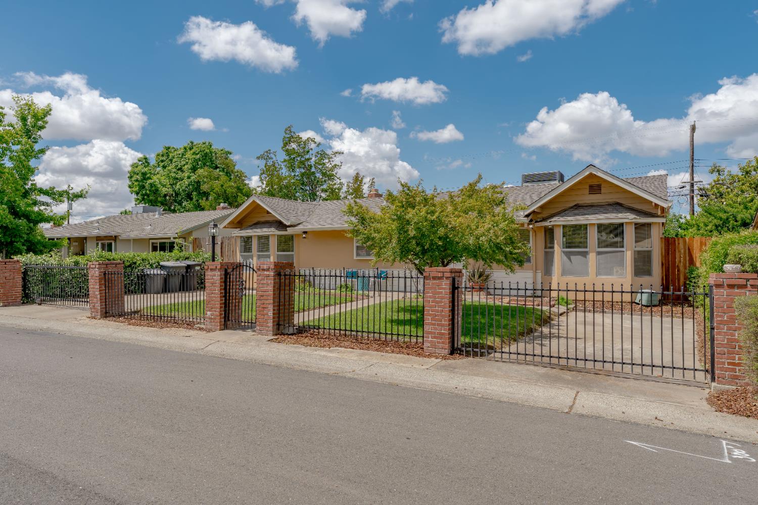 Detail Gallery Image 2 of 23 For 1325 Glenwood Rd, Sacramento,  CA 95864 - 3 Beds | 2 Baths