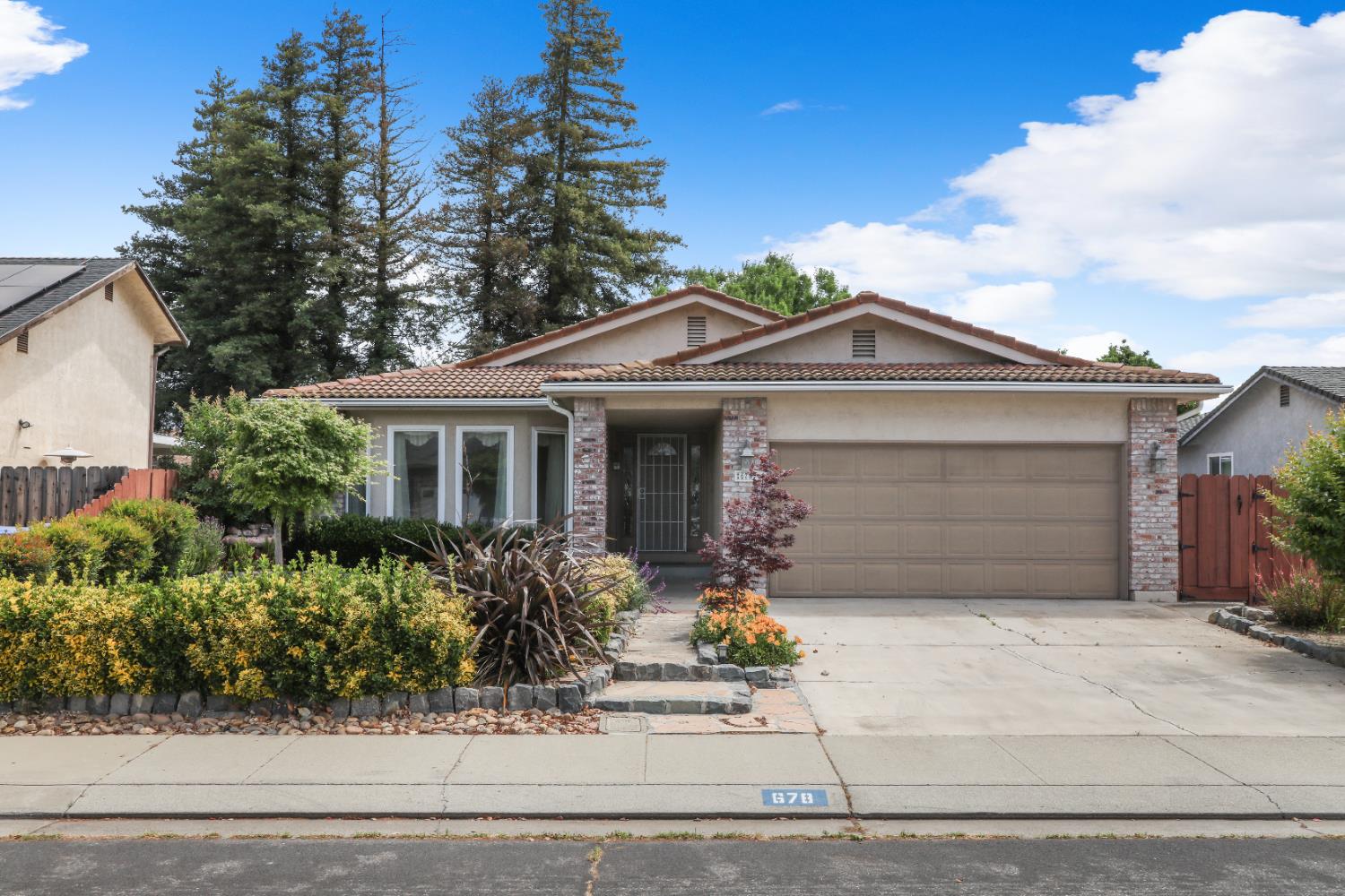 Detail Gallery Image 1 of 38 For 678 Emerald Pl, Manteca,  CA 95336 - 3 Beds | 2 Baths
