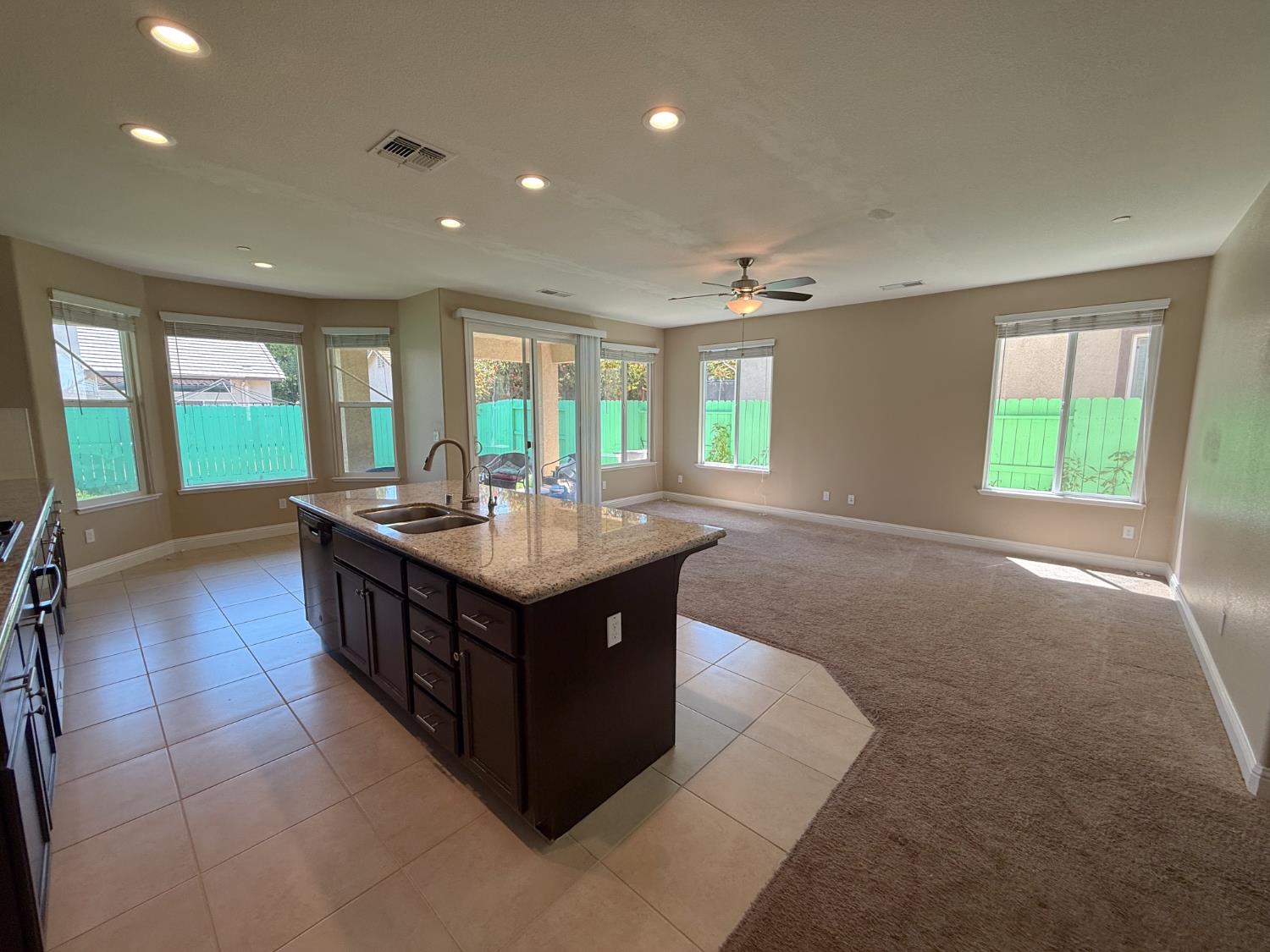 Detail Gallery Image 11 of 18 For 2013 Gus Villalta Dr, Los Banos,  CA 93635 - 4 Beds | 2 Baths
