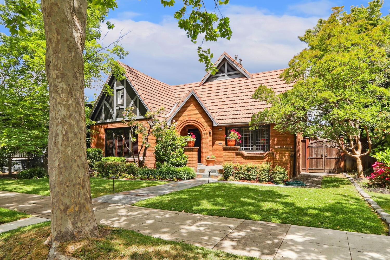 Detail Gallery Image 1 of 62 For 2665 Donner Way, Sacramento,  CA 95818 - 4 Beds | 3 Baths